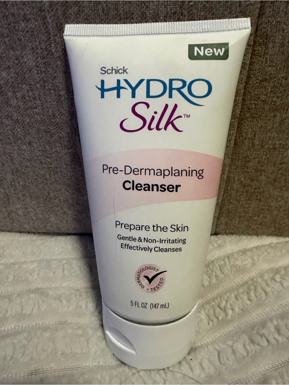 chic Hydro Silk Pre-Dermaplaning Cleanser - White & Pink